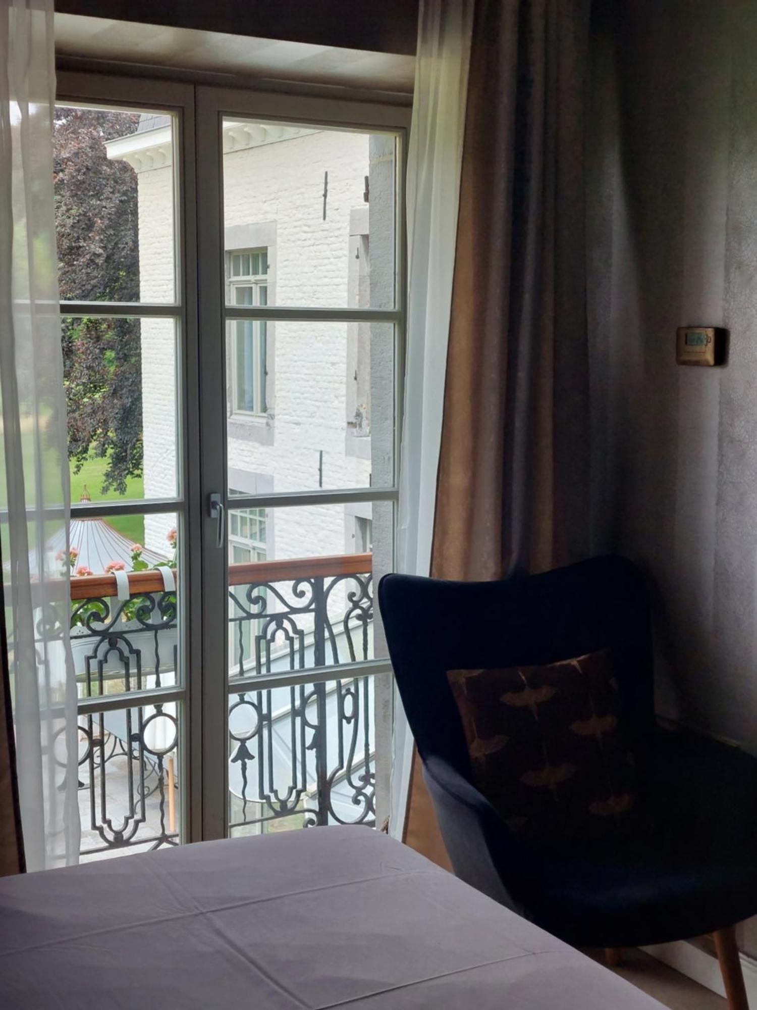 La Chambre Et Le Studio Du Chateau Du Golf De Bernalmont Lutych Pokoj fotografie
